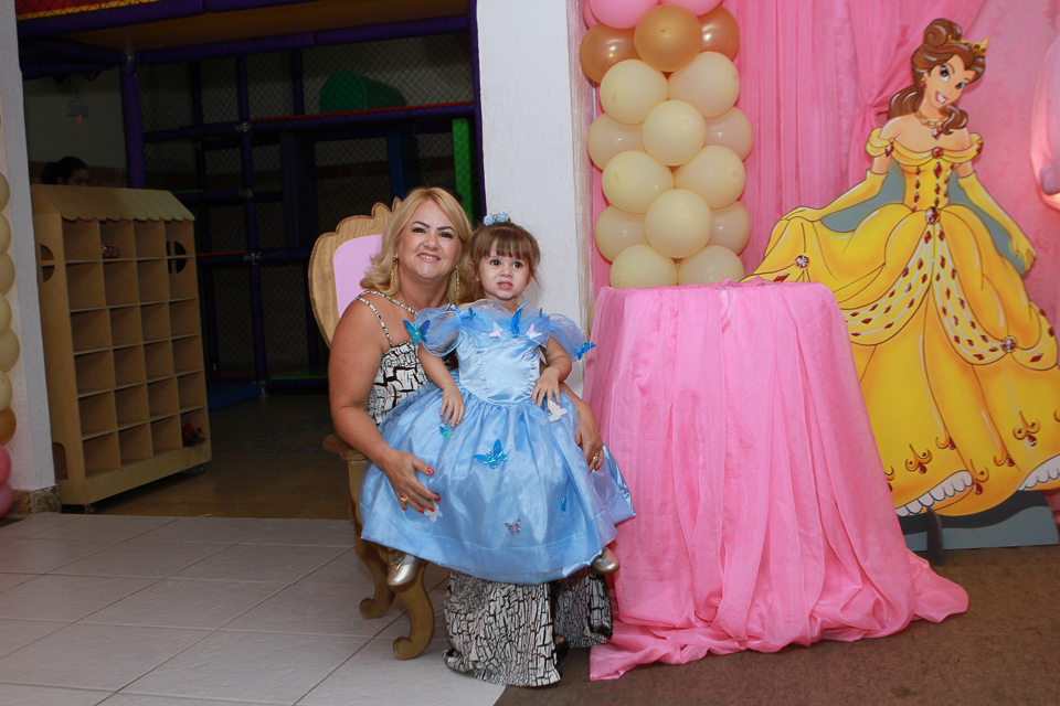 Ana Beatriz no colo da vovó pelo fotógrafo Douglas Maia