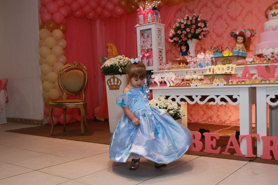 Ana Beatriz com seu belo vestido azul pelo fotógrafo Douglas Maia