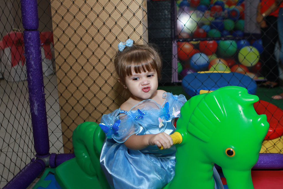 Ana Beatriz brincando pelo fotógrafo Douglas Maia