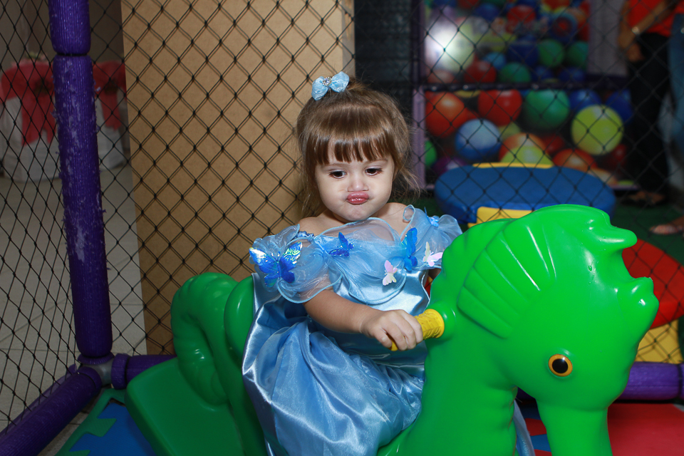 Ana Beatriz no cavalinho pelo fotógrafo Douglas Maia