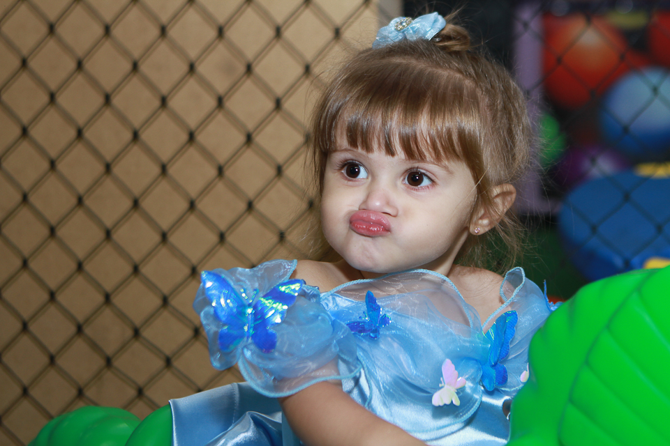 Ana Beatriz fazendo biquinho pelo fotógrafo Douglas Maia