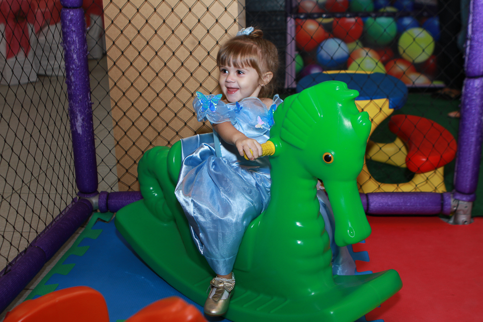 Ana Beatriz se divertindo pelo fotógrafo Douglas Maia