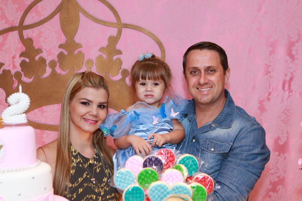 Ana Beatriz feliz com seu pai e sua mãe pelo fotógrafo Douglas Maia