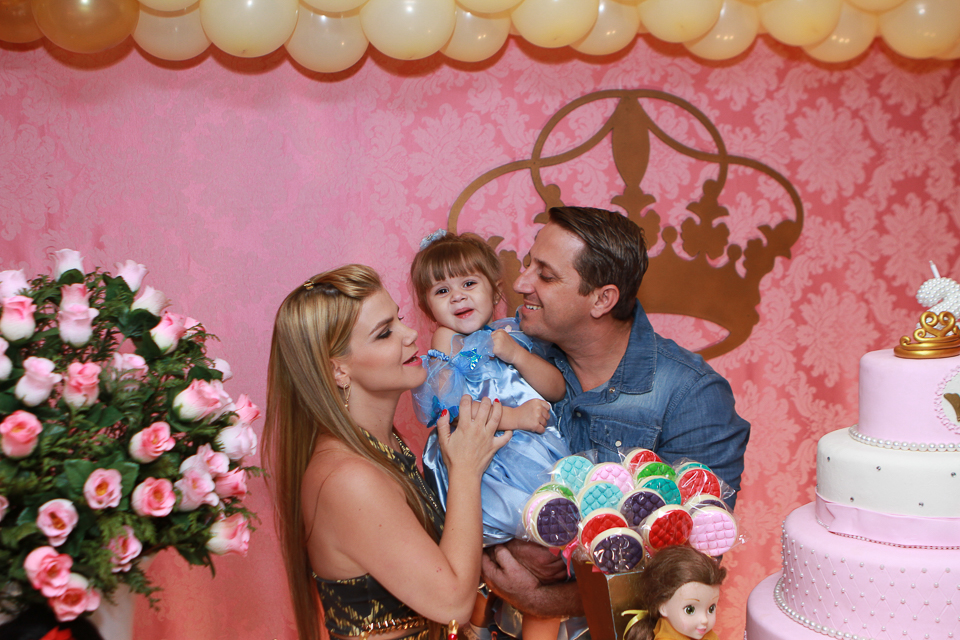 Ana Beatriz recebe carinho dos pais pelo fotógrafo Douglas Maia