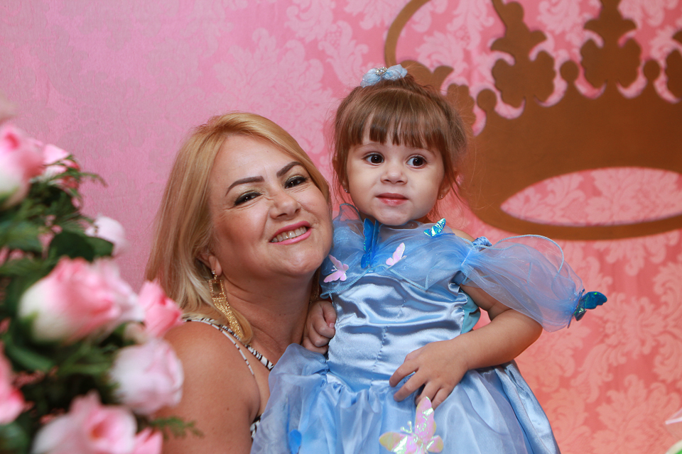 Ana Beatriz ao lado da vovó pelo fotógrafo Douglas Maia