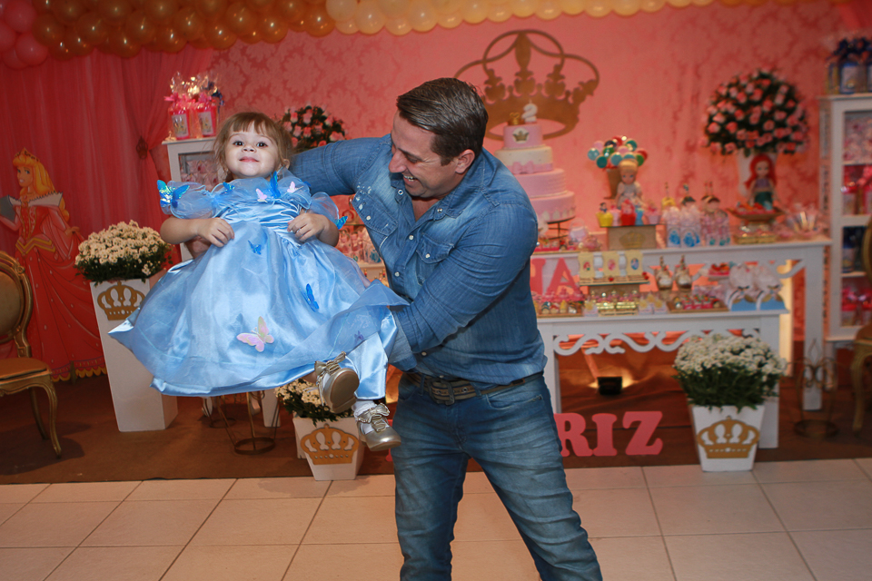 Pai brincando com Ana Beatriz pelo fotógrafo Douglas Maia
