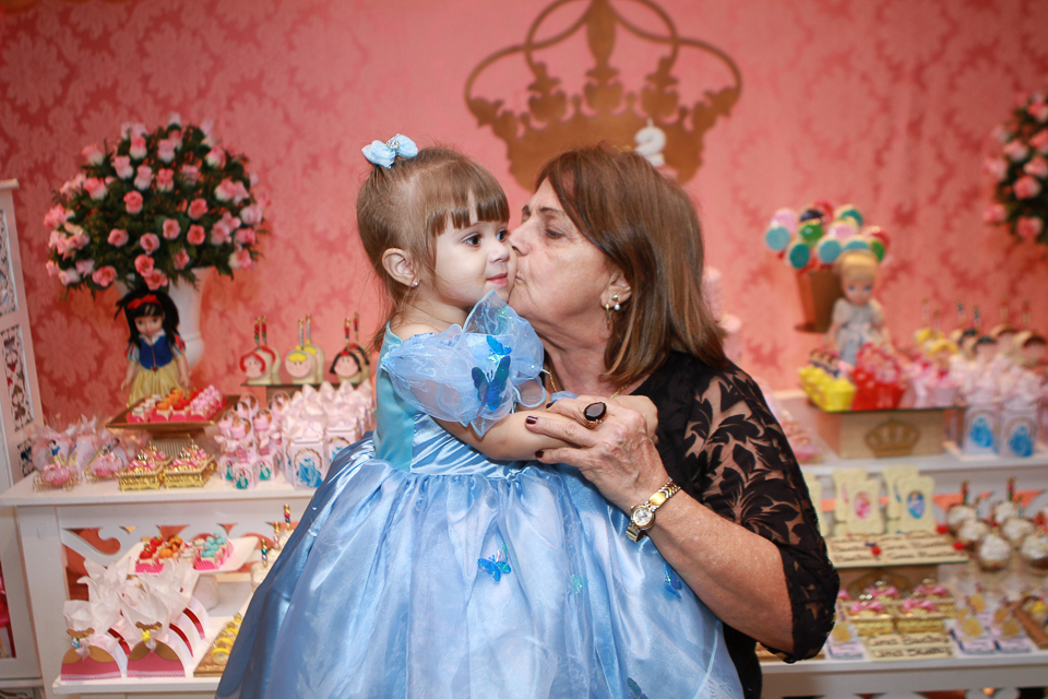 Ana Beatriz ganha beijo da vovó pelo fotógrafo Douglas Maia