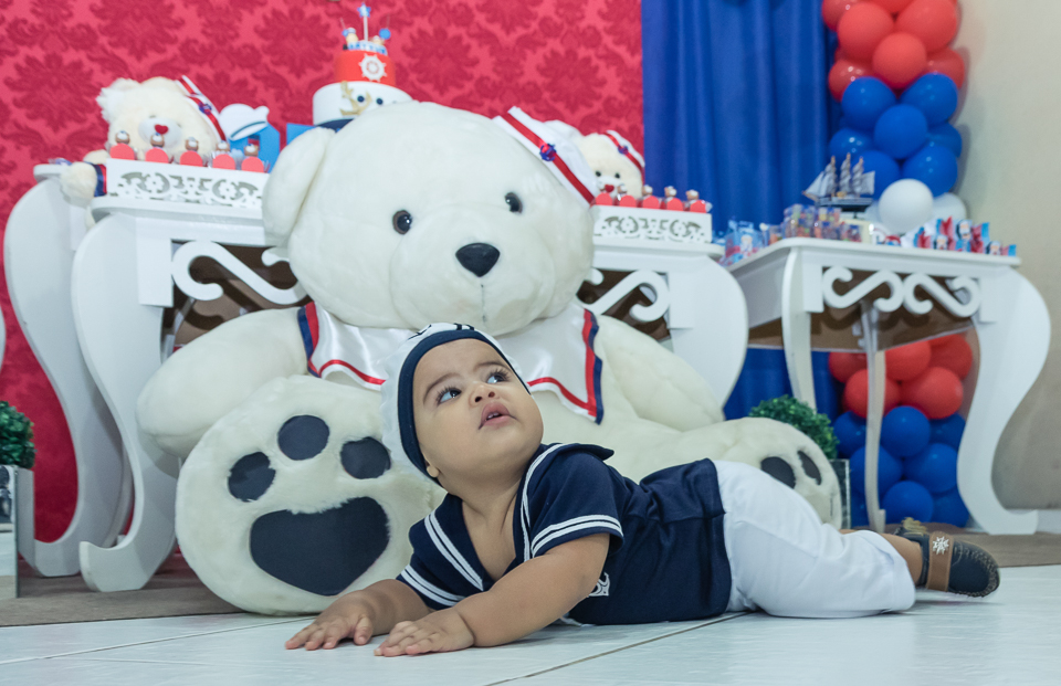 Arthur deitado no chão pelo fotógrafo Douglas Maia