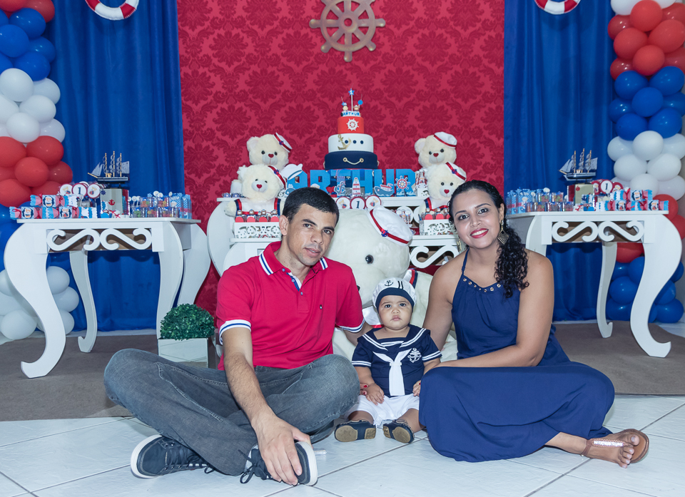 Família sentada no chão pelo fotógrafo Douglas Maia