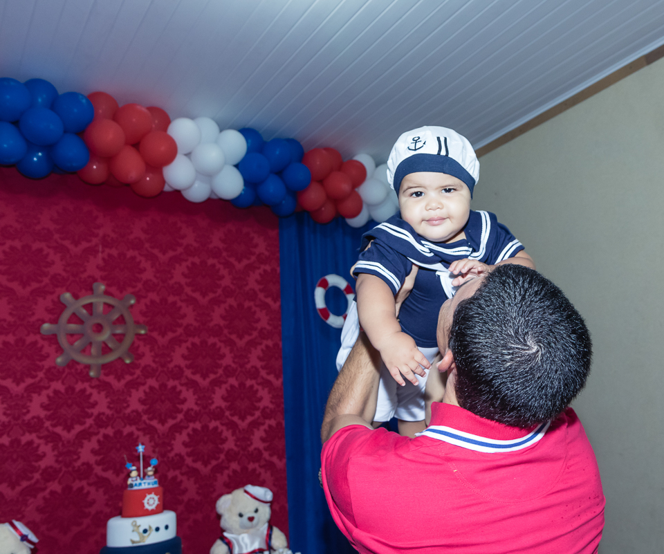 Arthur nas mãos do pai pelo fotógrafo Douglas Maia
