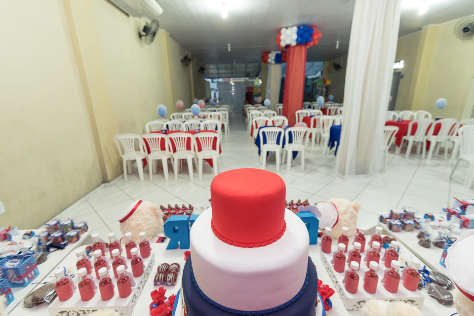 Mesa de doces,salão ao fundo Tema Marinheiro pelo fotógrafo Douglas Maia
