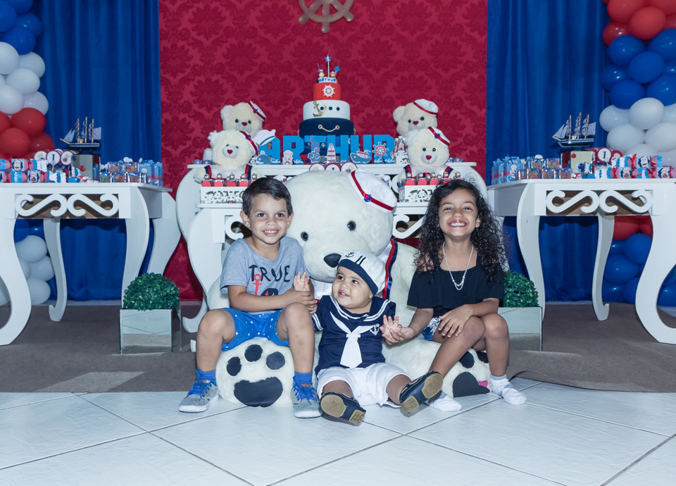 Arthur e crianças felizes pelo fotógrafo Douglas Maia