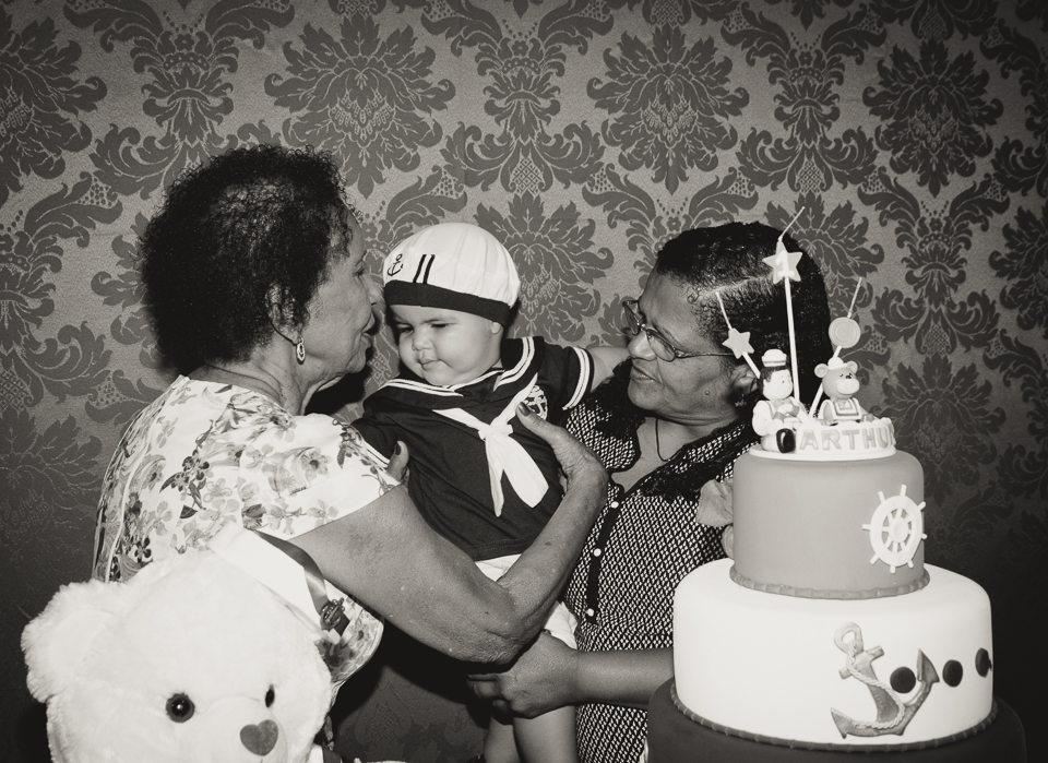 Arthur com tia e bisavó pelo fotógrafo Douglas Maia