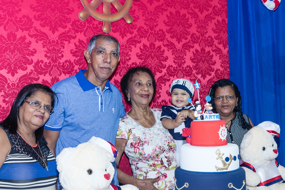 Arthur sorrindo com os avós e bisavó pelo fotógrafo Douglas Maia