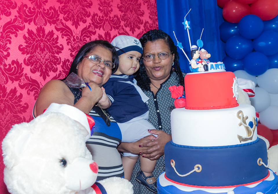 Arthur com a vovó e a tia pelo fotógrafo Douglas Maia