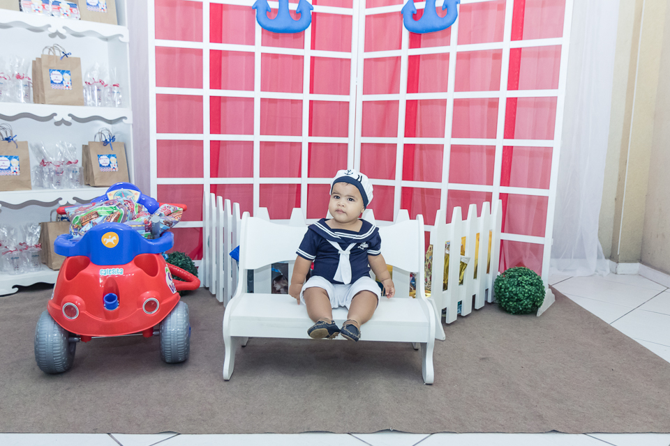 Arthur sentado no banquinho pelo fotógrafo Douglas Maia