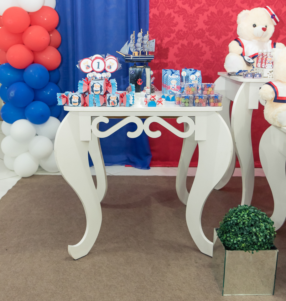 Mesa com caixas de lembrancinhas Tema Marinheiro pelo fotógrafo Douglas Maia