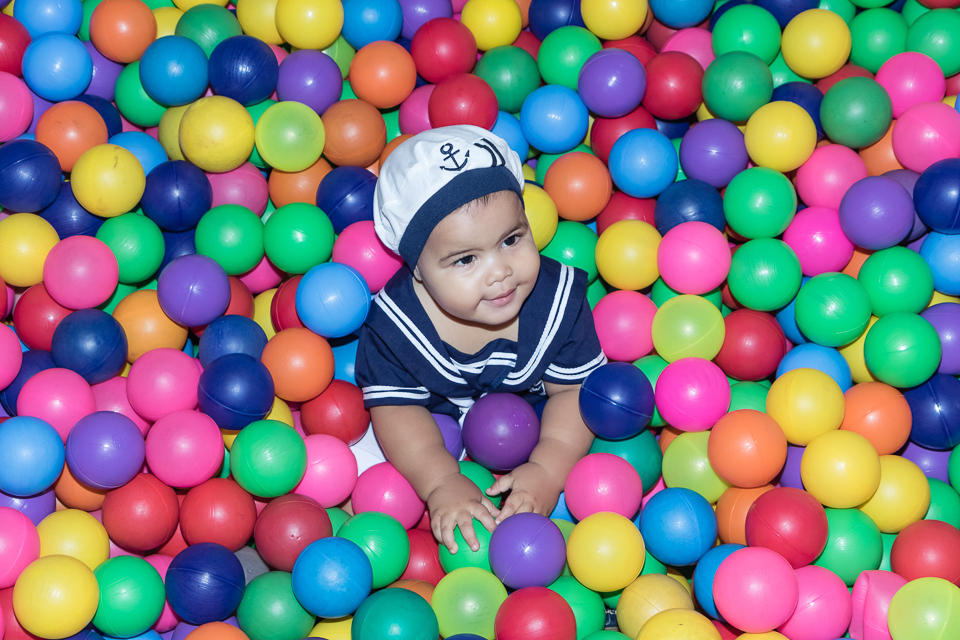 Arthur na piscina de bolinhas pelo fotógrafo Douglas Maia
