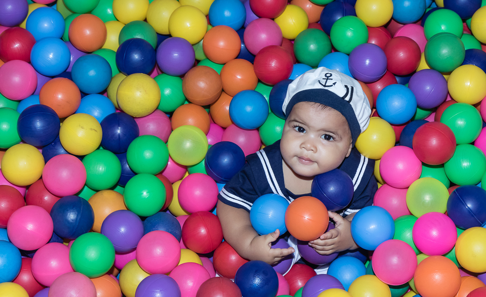 Arthur alegre na piscina de bolinhas pelo fotógrafo Douglas Maia
