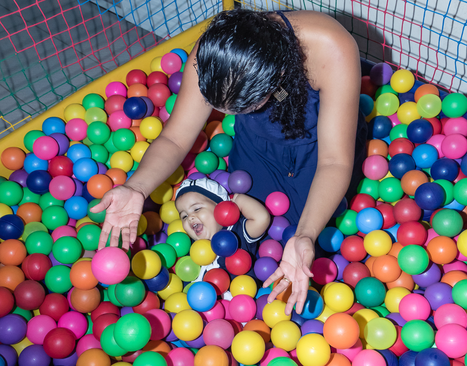 Arthur e sua mãe na piscina de bolinhas pelo fotógrafo Douglas Maia