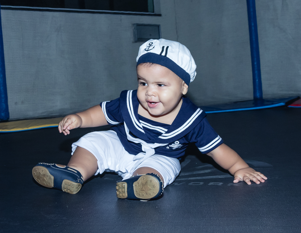 Sorrindo no pula pula pelo fotógrafo Douglas Maia