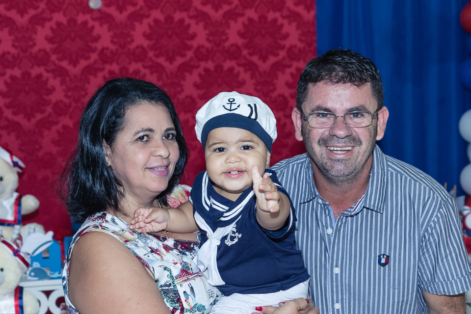 Convidados sorrindo ao lado de Arthur pelo fotógrafo Douglas Maia