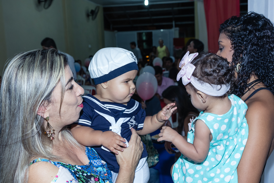 Arthur brinca com menininha pelo fotógrafo Douglas Maia