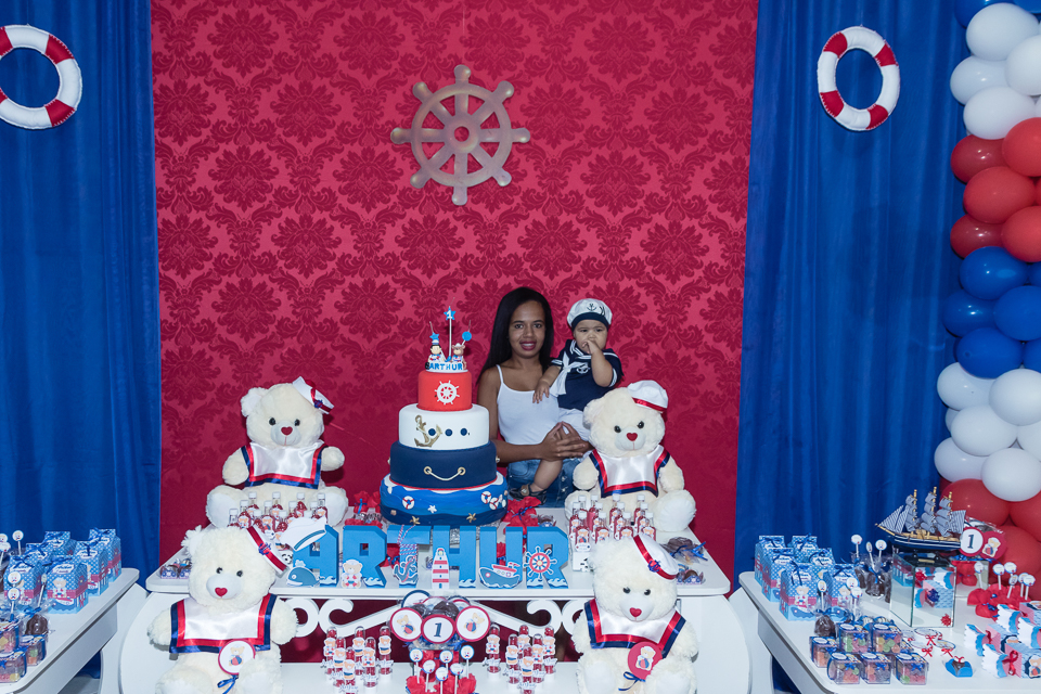 Arthur no colo de menina pelo fotógrafo Douglas Maia