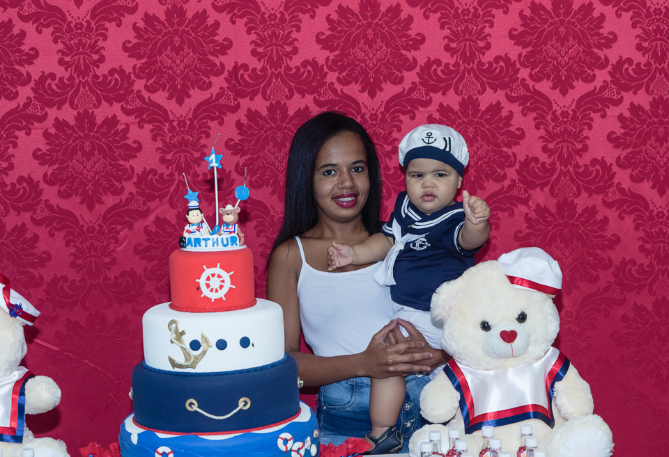 Arthur ao lado de menina pelo fotógrafo Douglas Maia