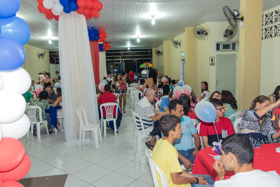 Convidados aproveitam a festa pelo fotógrafo Douglas Maia