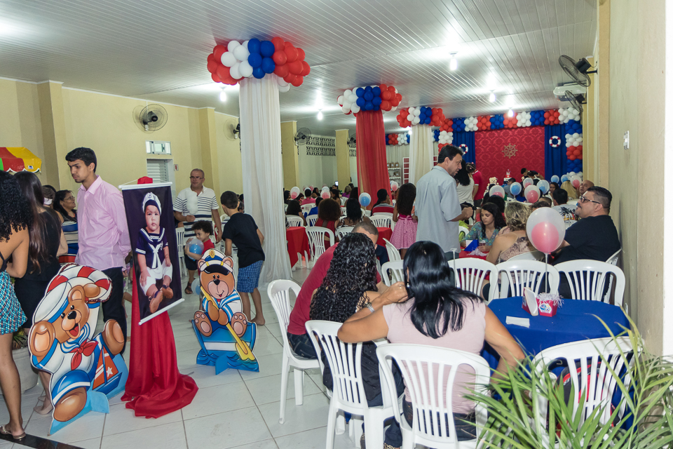 Convidados felizes durante a festa pelo fotógrafo Douglas Maia