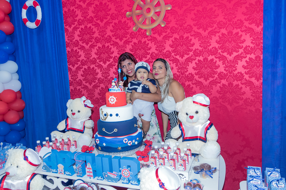 Arthur e convidadas posam para foto pelo fotógrafo Douglas Maia