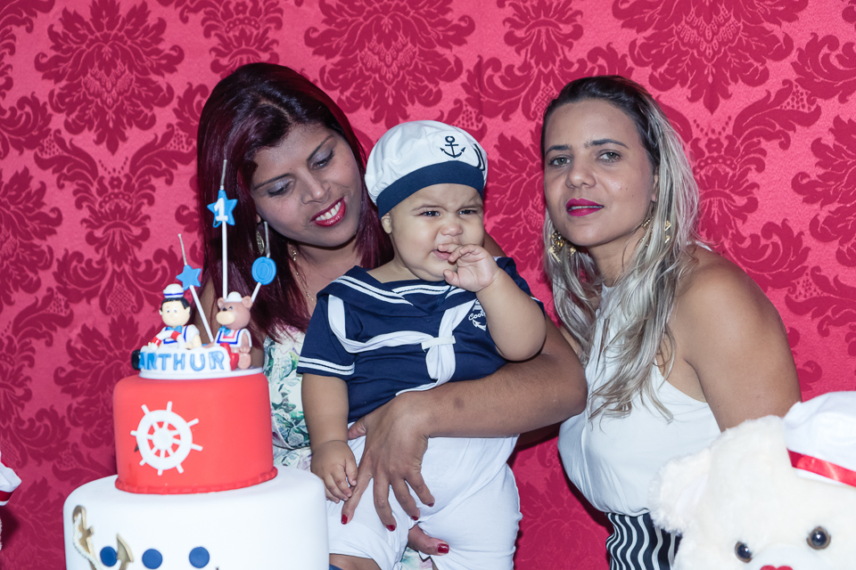 Tia segurando o Arthur pelo fotógrafo Douglas Maia