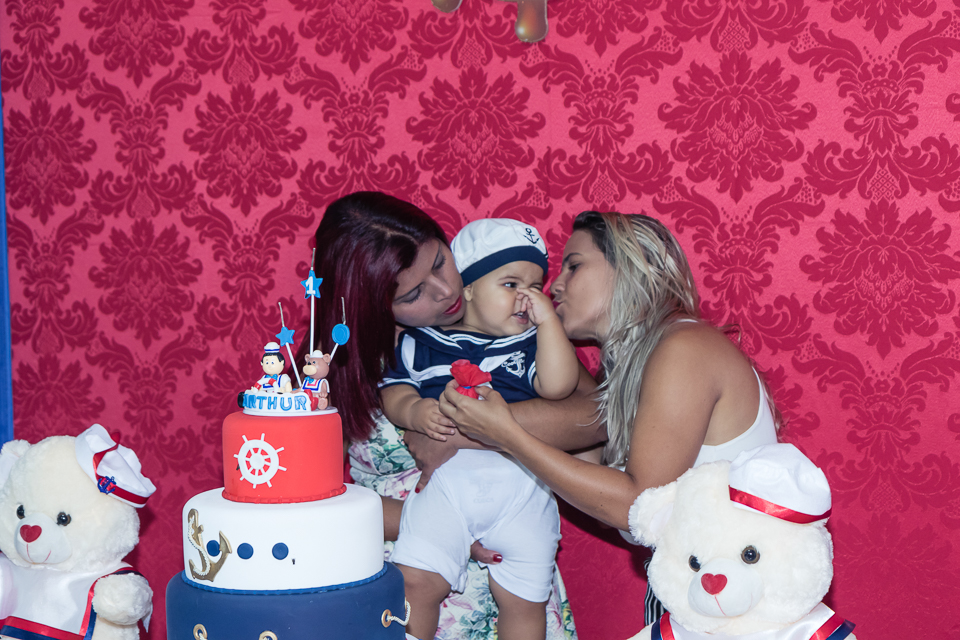 Arthur ganha carinho de convidadas pelo fotógrafo Douglas Maia