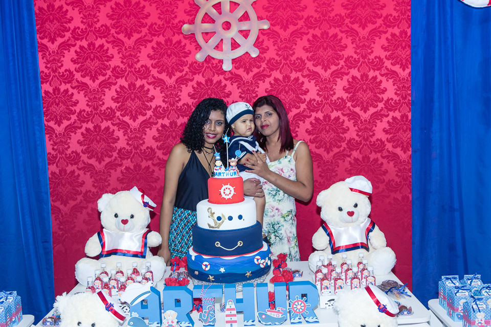 Arthur ao lado de convidadas pelo fotógrafo Douglas Maia