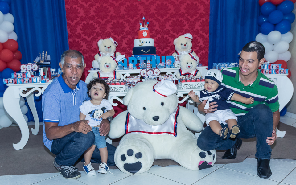 Arthur e amigo ao lado do urso pelo fotógrafo Douglas Maia