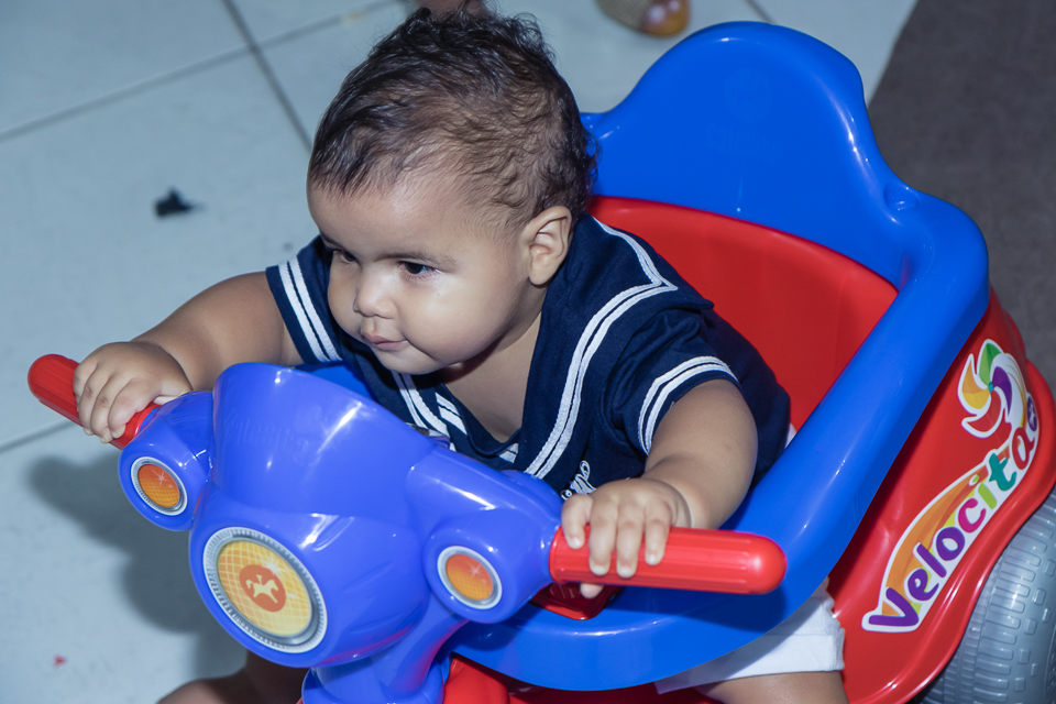 Arthur brincando no velotrol pelo fotógrafo Douglas Maia