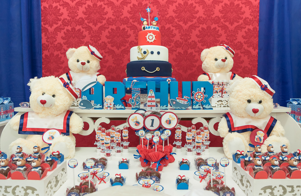 Mesa com doces e bolo Marinheiro pelo fotógrafo Douglas Maia