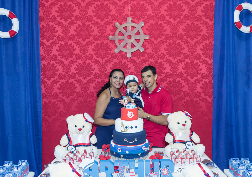 Família ao lado do bolo pelo fotógrafo Douglas Maia