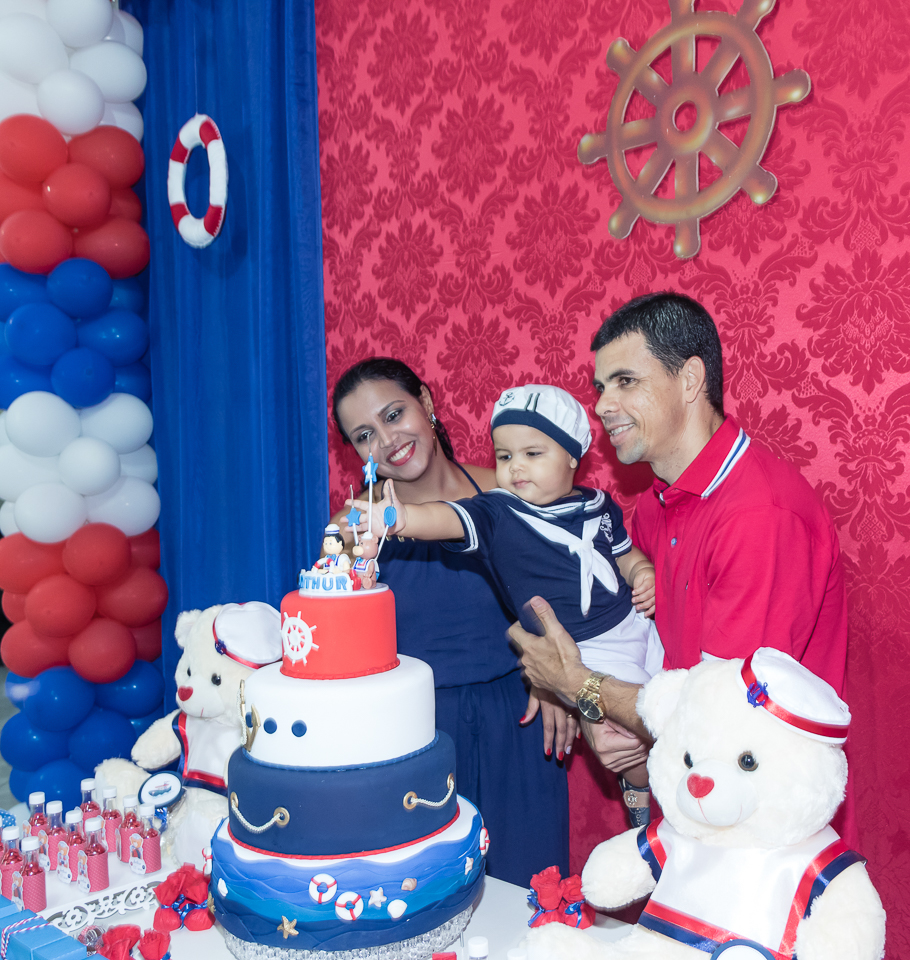 Arthur brincando com a vela pelo fotógrafo Douglas Maia