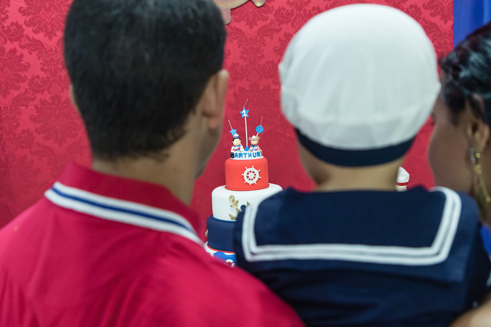 Família olhando para o bolo pelo fotógrafo Douglas Maia