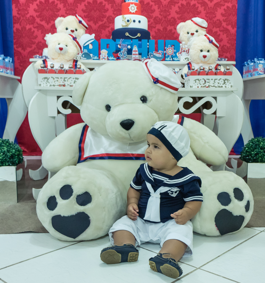 Arthur sentado no chão pelo fotógrafo Douglas Maia