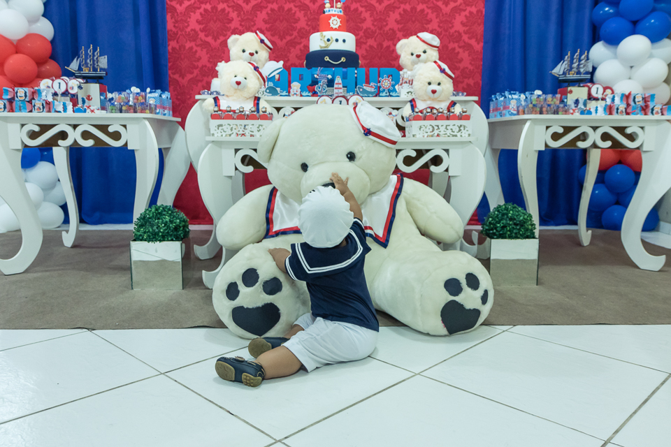Arthur aperta o urso pelo fotógrafo Douglas Maia