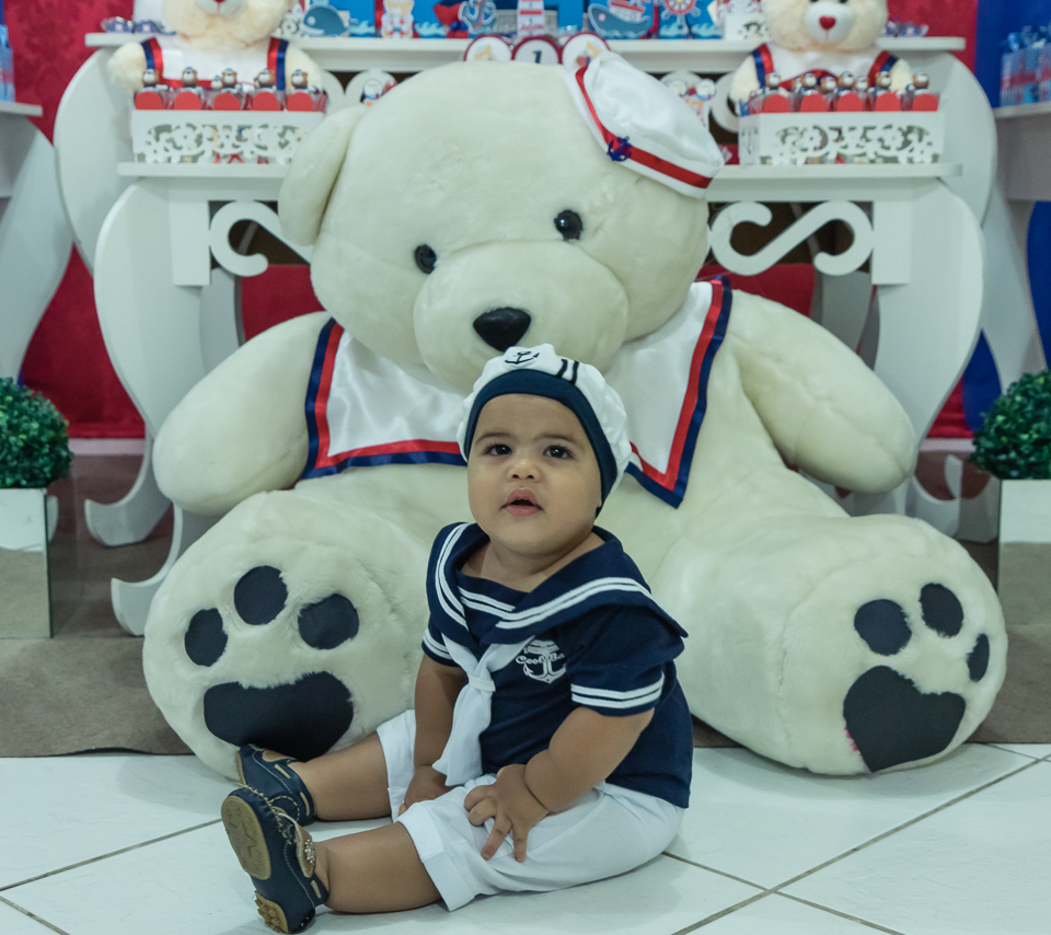 Arthur ao lado do urso pelo fotógrafo Douglas Maia