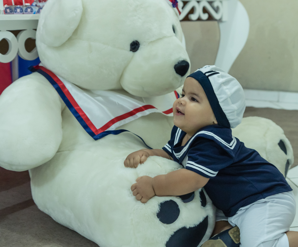Arthur se diverte com o urso pelo fotógrafo Douglas Maia