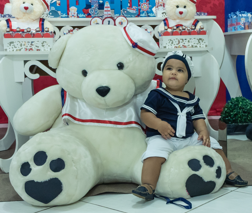 Arthur sentado no urso pelo fotógrafo Douglas Maia