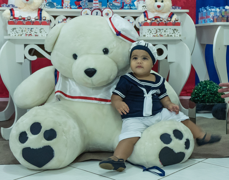 Marinheiro Arthur ao lado do urso pelo fotógrafo Douglas Maia