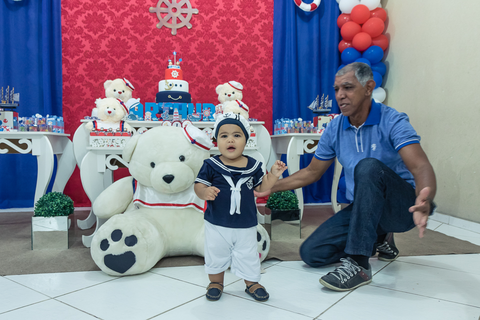 Vovô segurando o Arthur pelo fotógrafo Douglas Maia