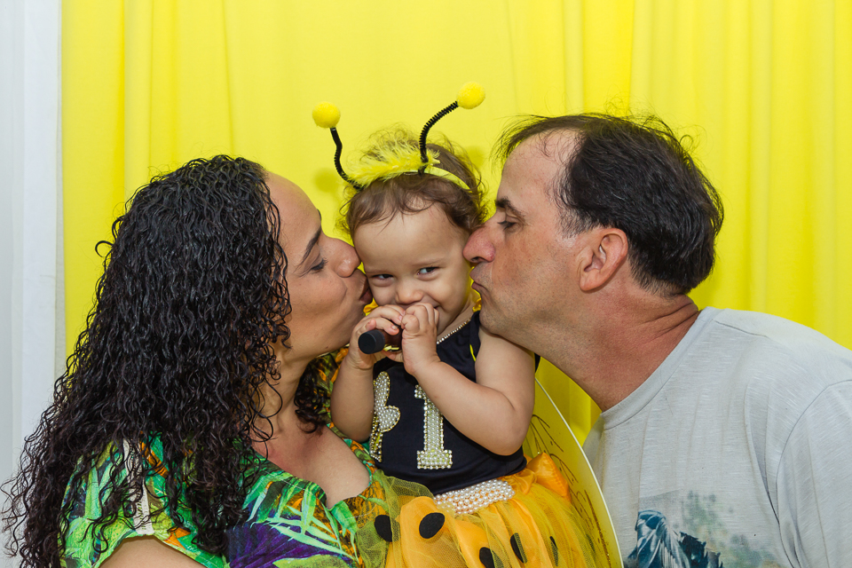 Deborah ganha beijo dos pais pelo fotógrafo Douglas Maia