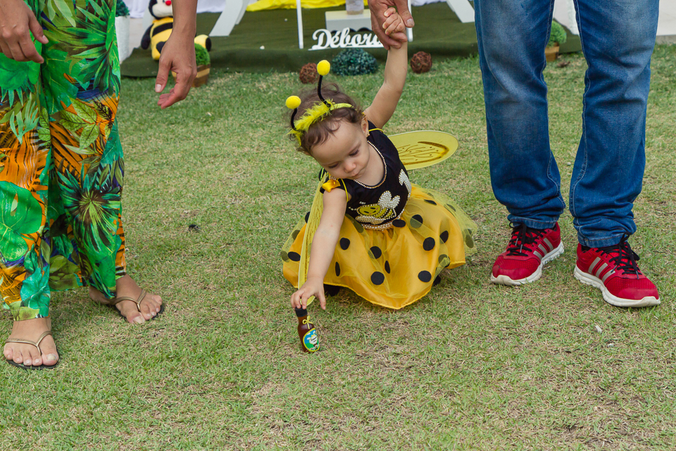 Déborah com garrafinha pelo fotógrafo Douglas Maia